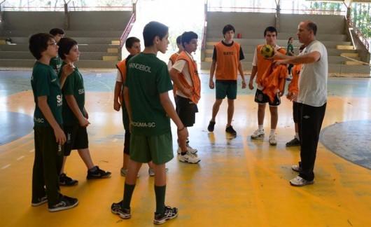 Equipe de Handebol treina de olho na Olesc