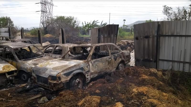 Incêndio atinge depósito de carros apreendidos e destrói cinco veículos