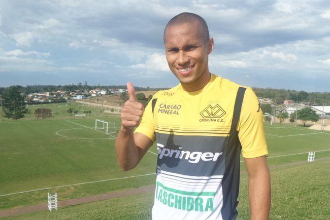 Jonas ganha primeira oportunidade entre os relacionados