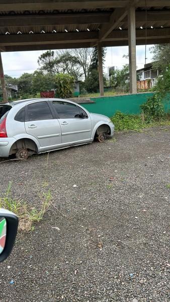 Carro furtado é encontrado sem as quatro rodas em Criciúma
