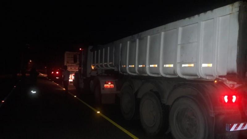  Moradores trancam rodovia e impedem passagem de caminhões em Maracajá