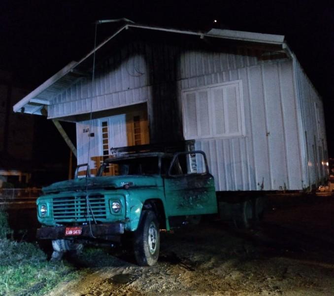 Incêndio atinge caminhão usado para transportar casas em São Ludgero