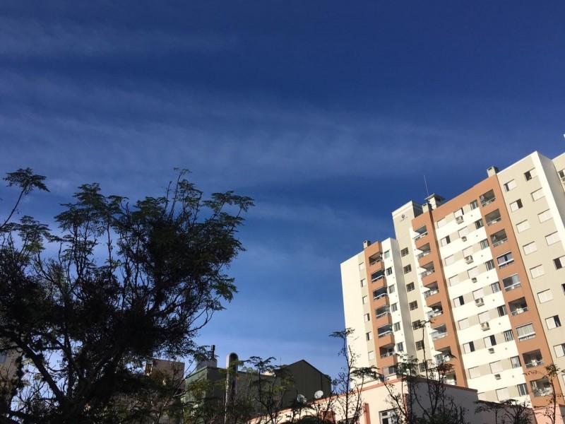 Fim de semana será marcado pelo início do inverno, mas temperaturas serão de verão 