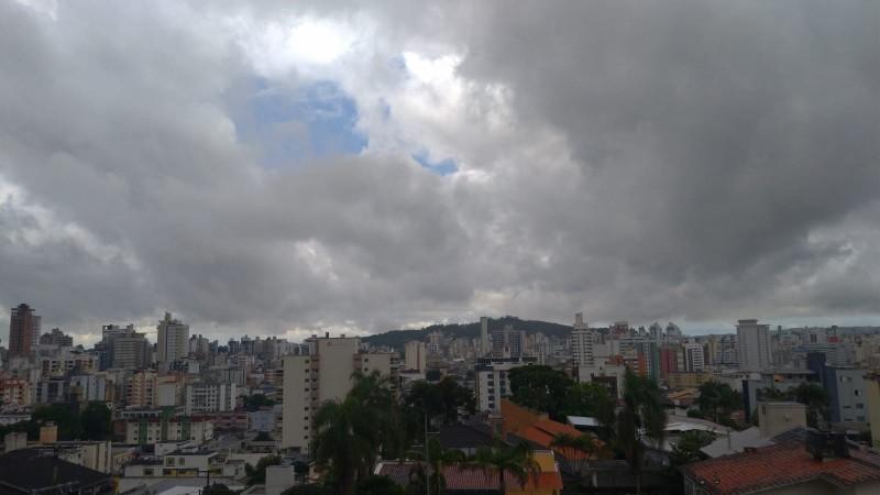 Fim de semana deve ter sol com pancadas de chuva na região carbonífera