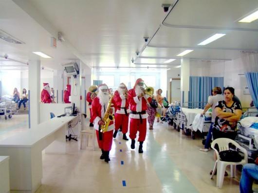 Papai Noel leva fantasia, música e esperança a pacientes