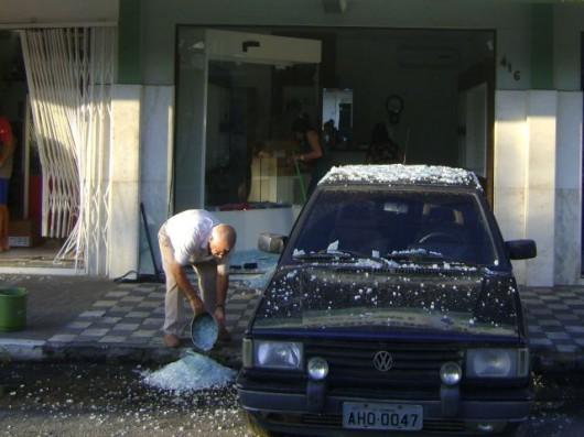 Presos cinco assaltantes que usaram carro para estourar vitrine