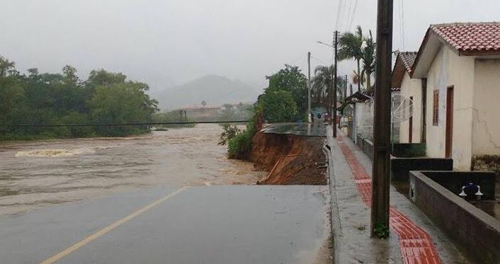 VÍDEO: Atualizada: Moradores deixam residências após desmoronamento de rua