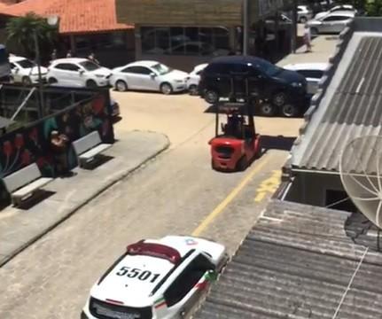 PM se manifesta após carros serem removidos com uso de empilhadeira em Laguna