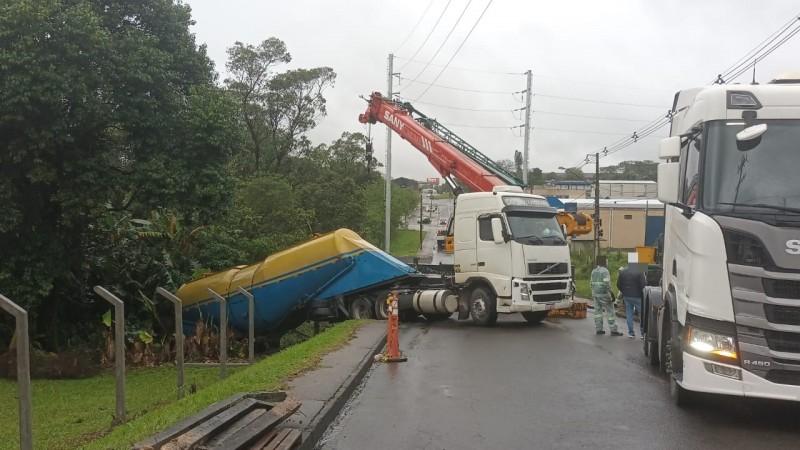 Caminhão sai da pista e cai em ribanceira em Criciúma