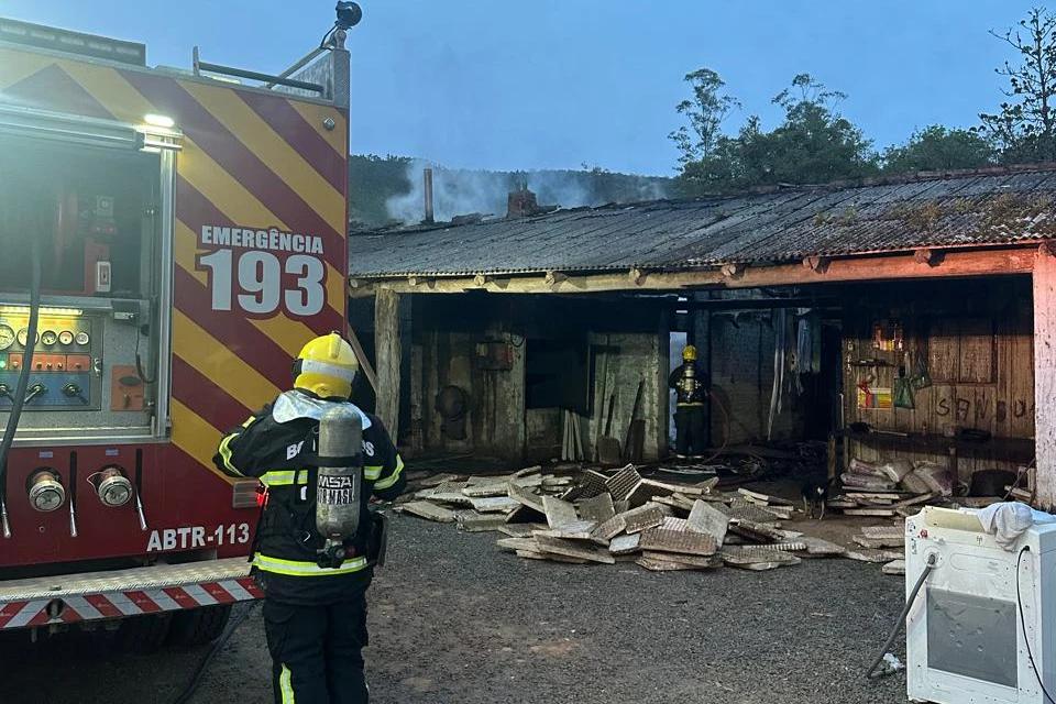 Estufa de fumo é destruída por incêndio durante a madrugada
