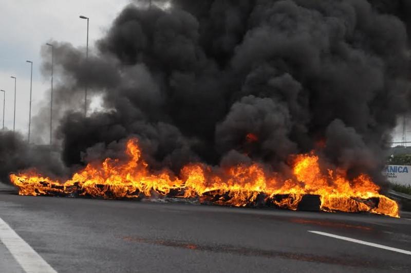 Caminhoneiros colocam fogo em pneus em protestos pelo Sul do Estado