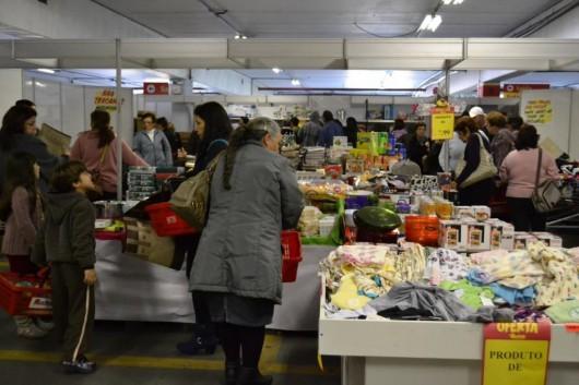 Consumidor chega cedo para garantir ofertas no Bazar Bistek