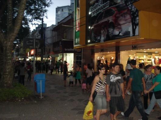 Domingo com clima de Natal no comércio