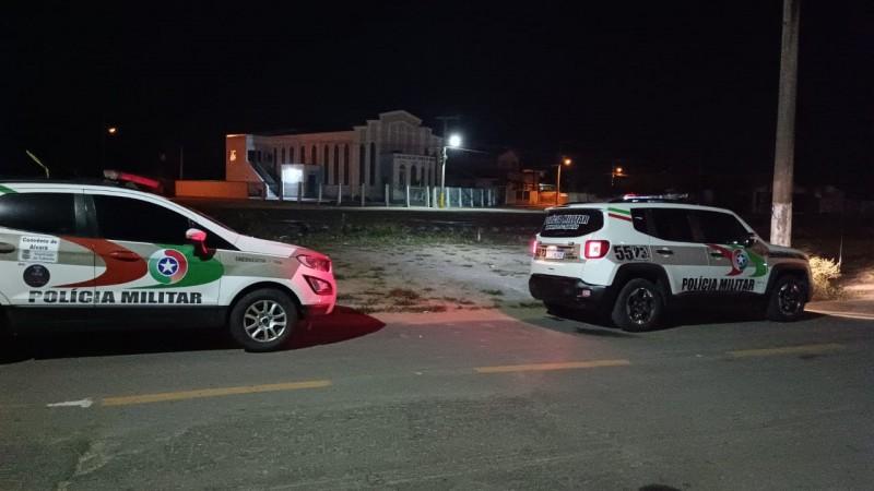 Criminosos atiram quatro vezes contra homem; um dos tiros atingiu a perna da vítima