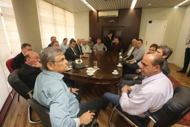 Encerramento de abate de aves na JBS é tema de audiência com vice-governador