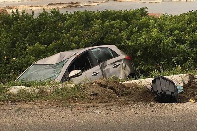 Condutora sai da pista e capota após colidir em pedra