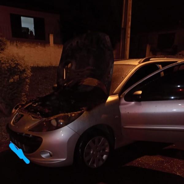 Criciúma: incêndio é controlado por moradores, mas chamas destroem motor e teto de carro