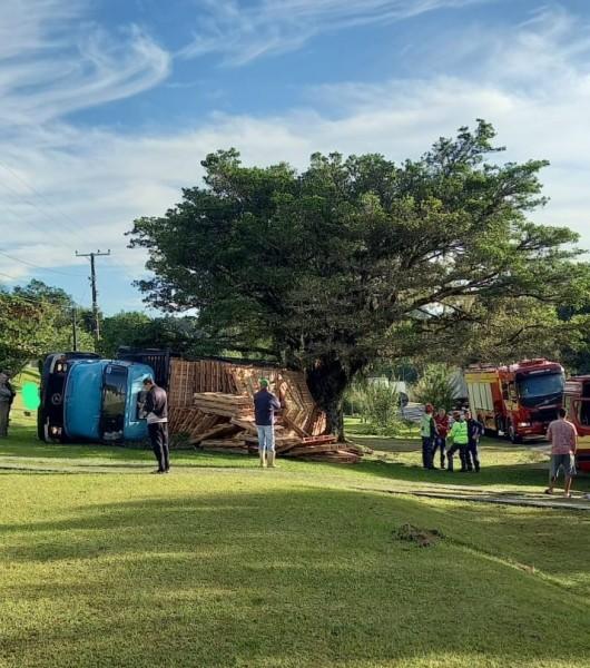 Caminhão fica sem freio e tomba na SC-108 em Cocal do Sul 