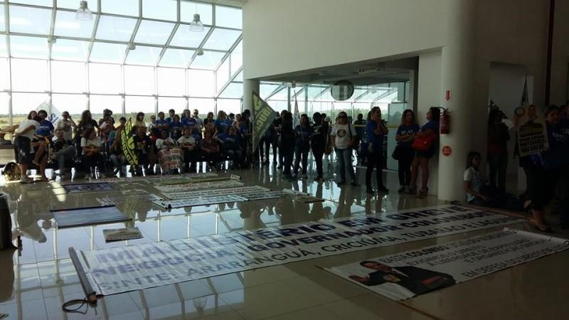 Manifestação com mais de 450 pessoas é realizada na inauguração dos voos