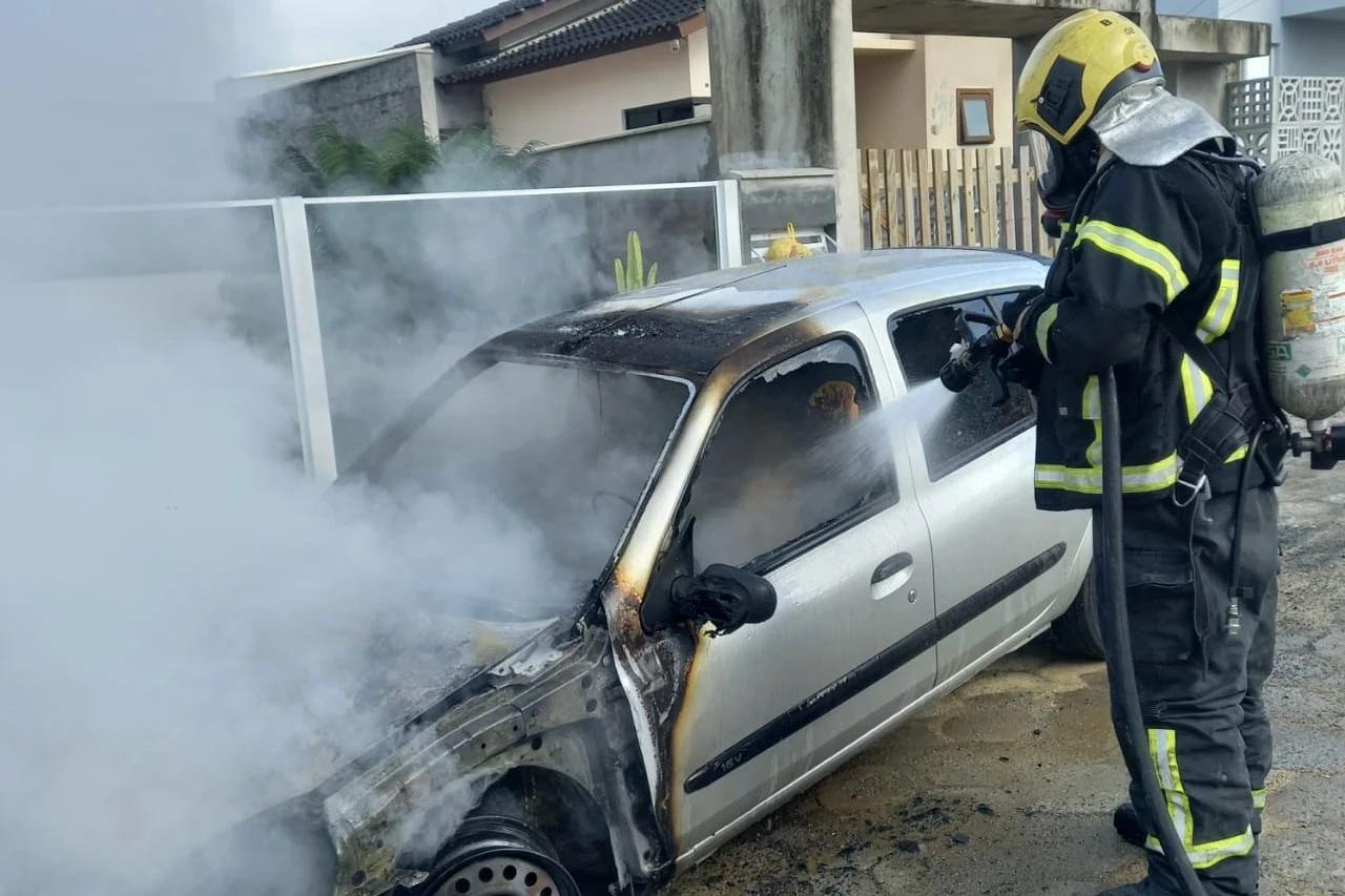 Carro é atingido por incêndio em Criciúma