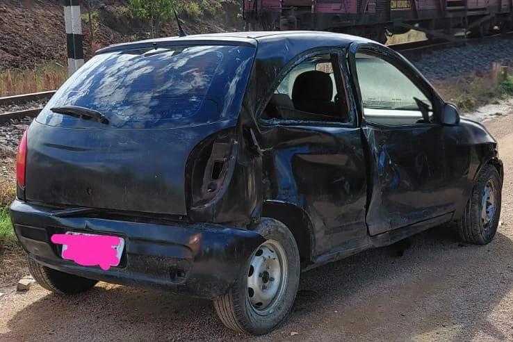 Locomotiva colide contra carro parado sobre os trilhos