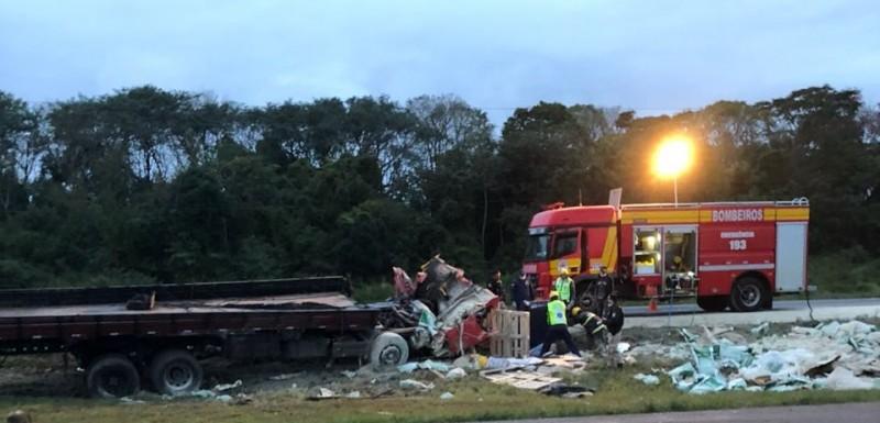 Motorista morre após caminhão tombar na BR-101