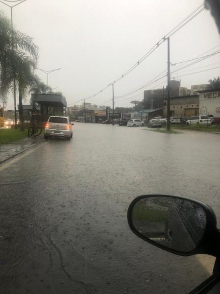 Quatro semáforos na Avenida Centenário têm placas queimadas após queda de raio