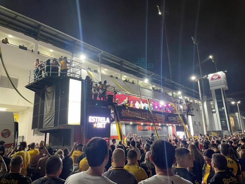 Em trio elétrico, jogadores do Criciúma fazem festa com a torcida