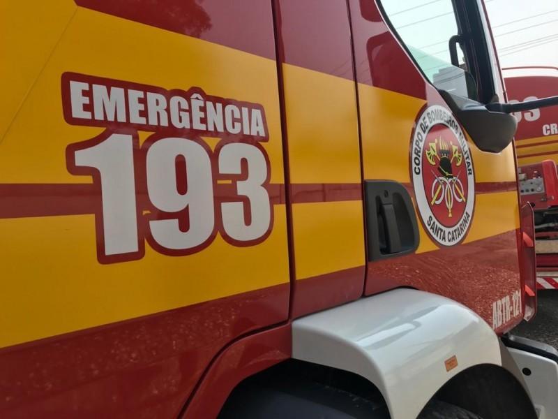 Motociclista e caroneira sofrem acidente em Sombrio