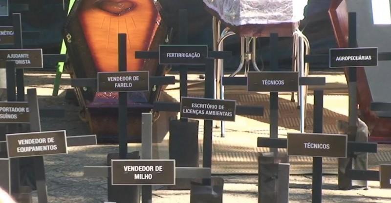 Produtores distribuem carne suína durante protesto em Braço do Norte