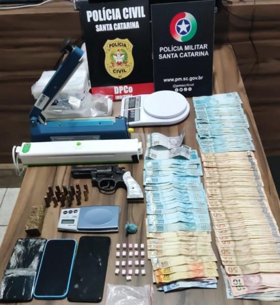 Operação policial prende foragido e apreende drogas, arma e dinheiro em Imbituba