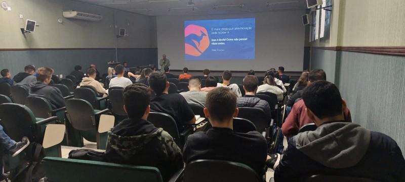 Acadêmicos da UniSatc têm encontro de inovação e tecnologia com empresa Canguru Plásticos  