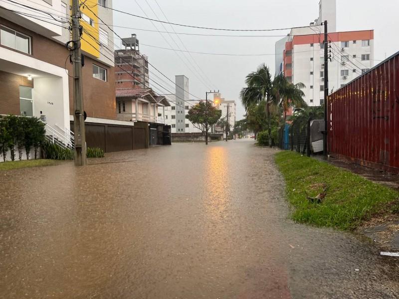 Chuva intensa provoca alagamentos em Criciúma; confira fotos