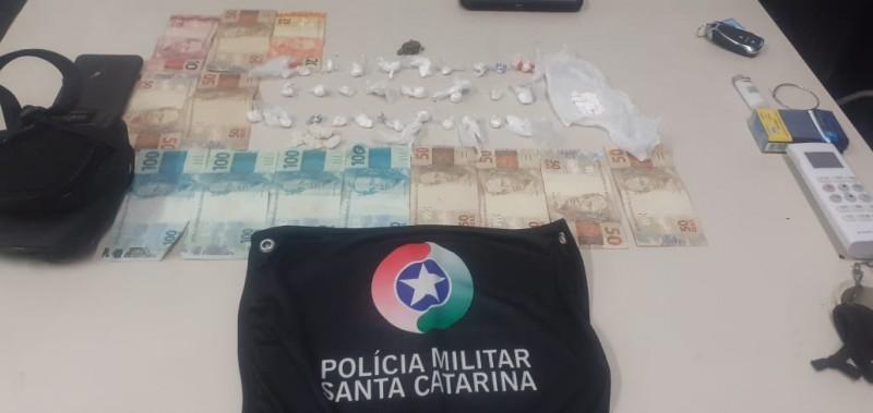 Casal é preso após ser flagrado traficando drogas em Criciúma