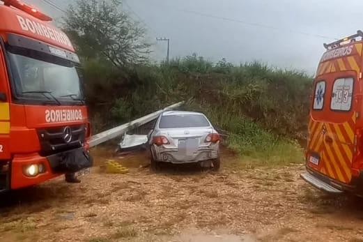 Saída de pista e colisão contra poste deixa homem ferido em Sangão