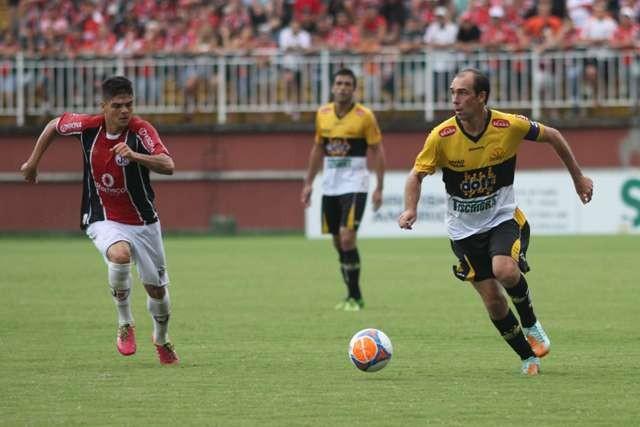 Tigre joga mal, mas arranca empate na estreia do Catarinense