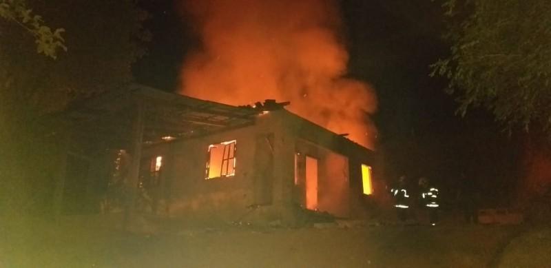 Residência é atingida por incêndio e fica parcialmente destruída em Armazém