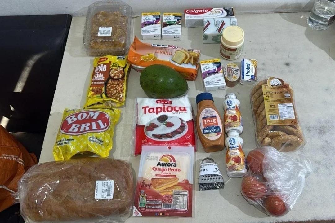 Mulher é detida por funcionários de supermercado após esconder alimentos em bolsa