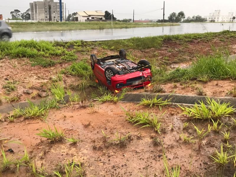 Motorista fica ferida após capotar carro na Via Rápida