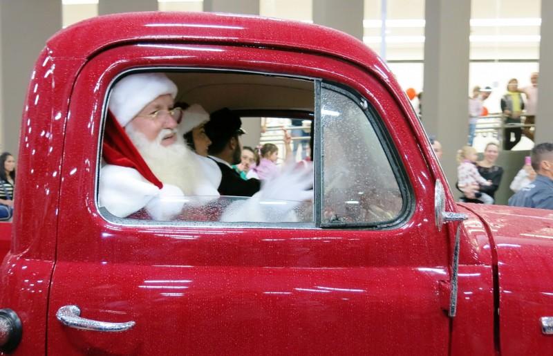 Espetáculo reúne famílias e celebra a chegada do Natal no Nações Shopping
