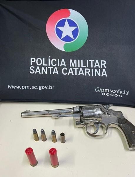 Içara: após condutor tentar fugir de fiscalização de trânsito, PM encontra revólver em carro