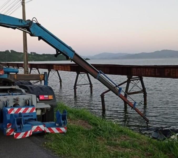 Motorista perde o controle da direção e cai na lagoa do Imaruí, em Laguna