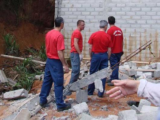 Queda de muro mata pedreiro e deixa outro ferido em soterramento