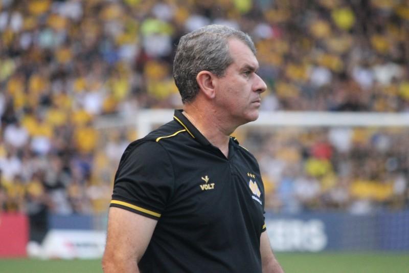 Tencati elogia atuação no 1° tempo, mas demonstra preocupação com queda de rendimento na etapa final