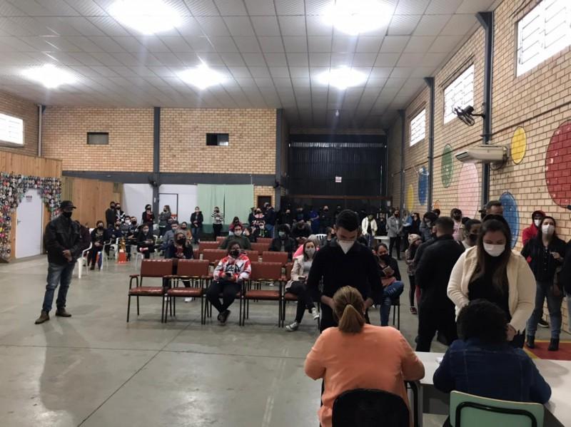 Içara bate recorde e vacina 700 pessoas em um dia no mesmo local
