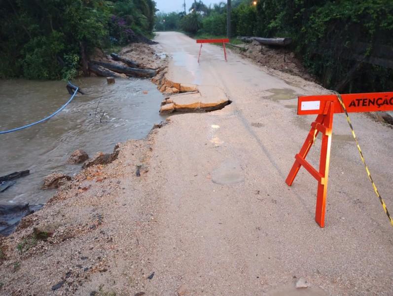 Içara: ponte destruída, estradas bloqueadas e Departamento de Serviços Urbanos em alerta