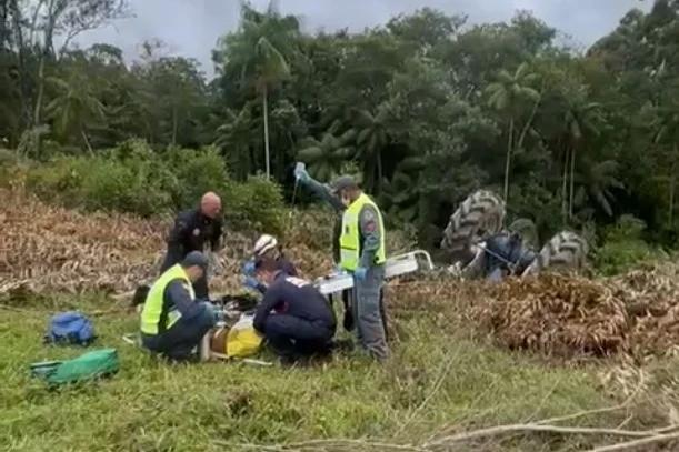Vídeo: tombamento de trator agrícola deixa idoso ferido em Cocal do Sul