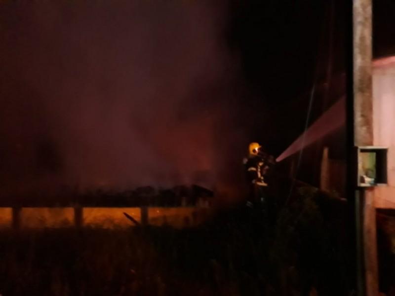 Incêndio atinge residência abandonada em Balneário Arroio do Silva 