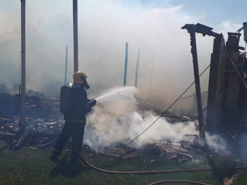 Casa é atingida por incêndio em Balneário Arroio do Silva