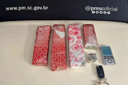 Motorista é preso com quase três quilos de maconha em carro esportivo em Criciúma